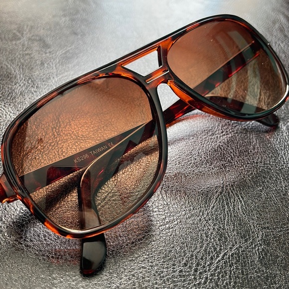 Unbranded Other - Dark tortoise sunglasses